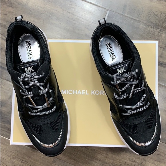 MICHAEL KORS OCTAVIA TRAINER TECH CANVAS BLACK - Picture 2 of 16